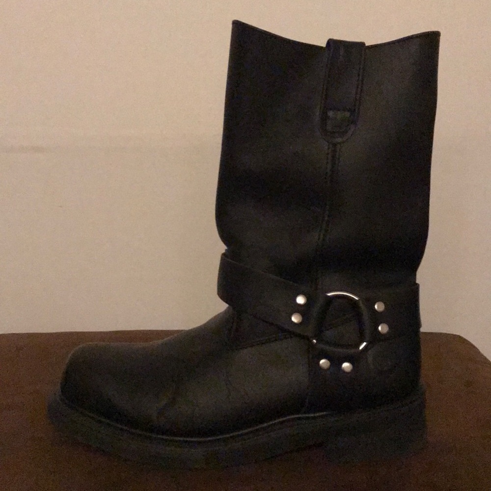 black moto boot